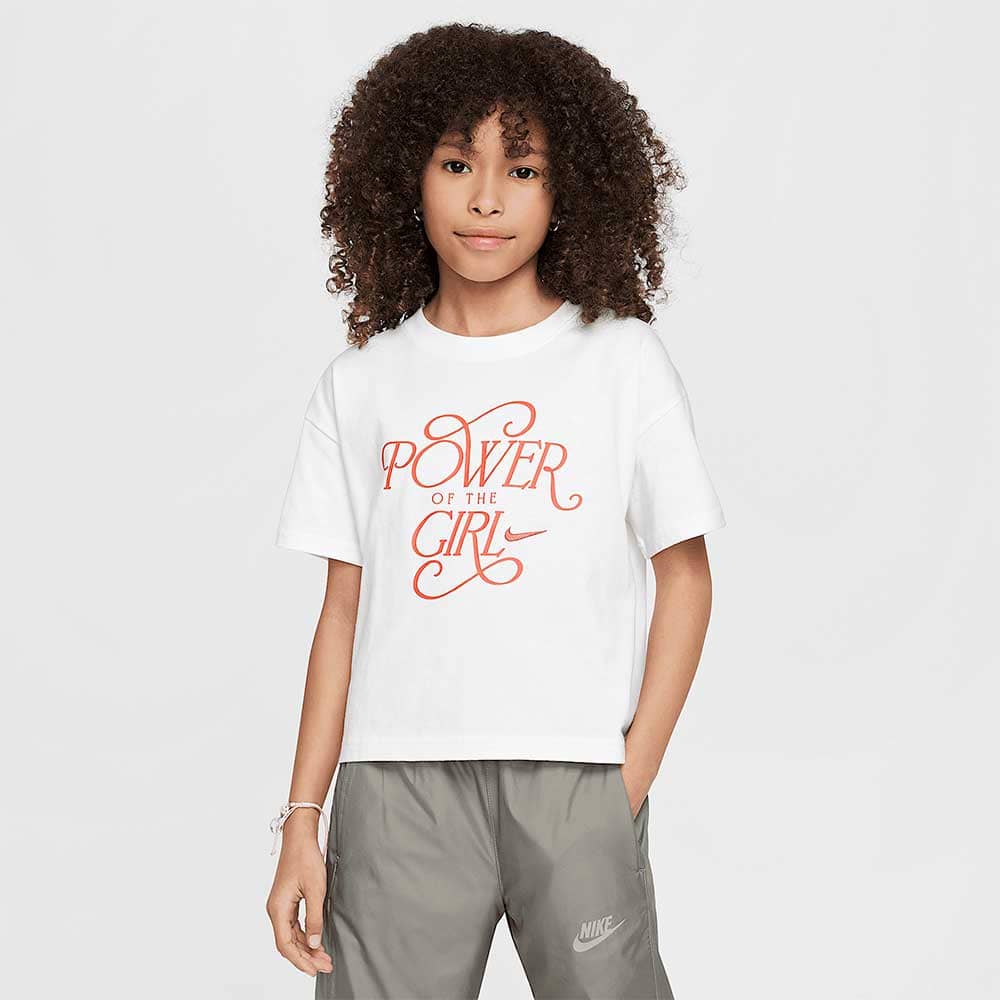 ДЕТСКА ТЕНИСКА ЗА МОМИЧЕ NIKE HM6305-100 NSW TEE POWER БЯЛА - lotus-sport.bg